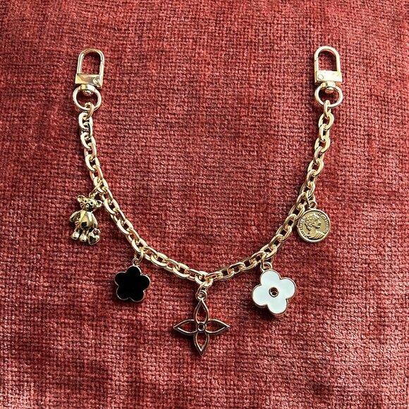 CLOVER BAG CHARM - Gold Tone 🧸☀️ - Picture 1 of 7